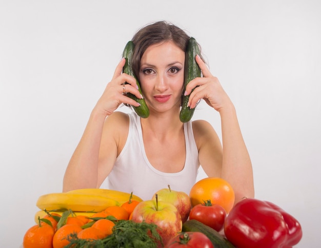 Foto mujer con frutas y verduras