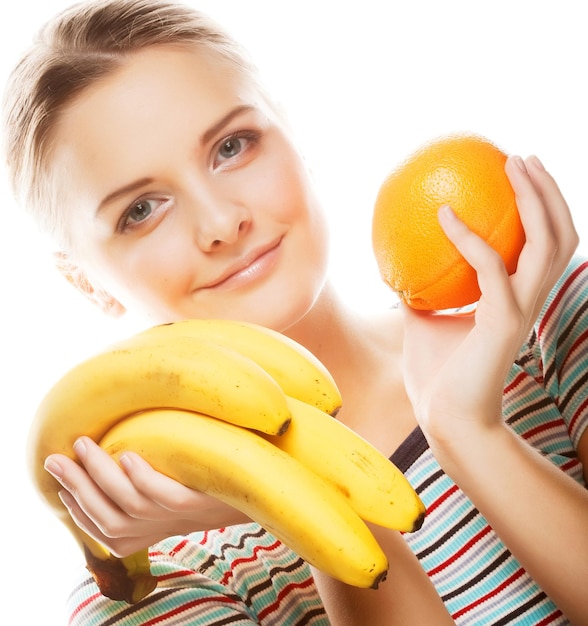 mujer con frutas