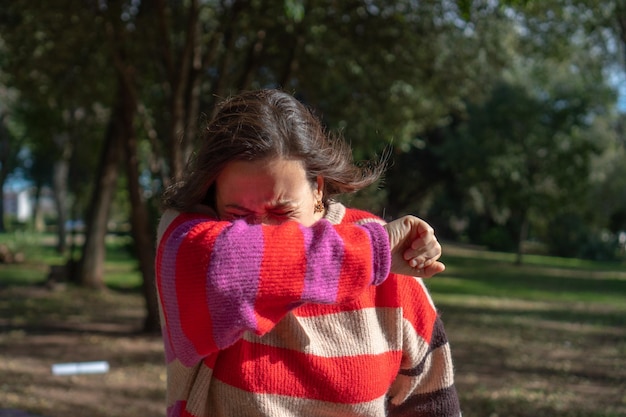 Mujer fuera del concepto de alergia al frío estornudando