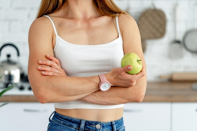 Mujer fuerte comiendo fruta para el desayuno Concepto de dieta y alimentos saludables