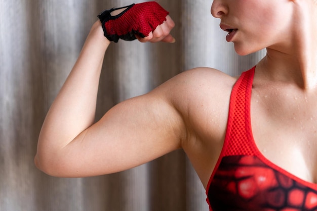 Foto una mujer fuerte entrena en el gimnasio crossfit training