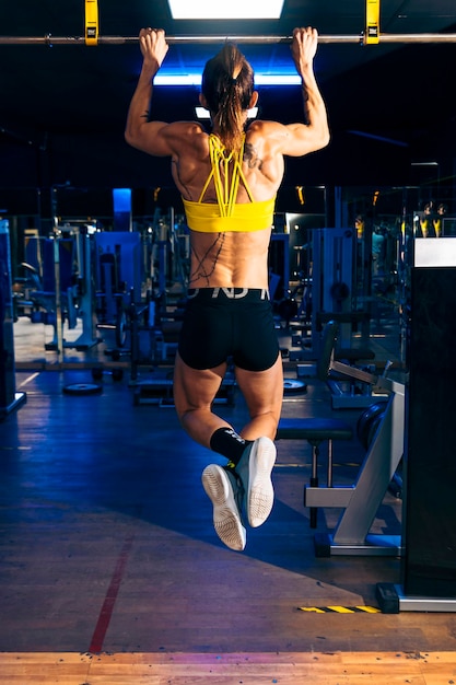 Mujer fuerte en el gimnasio Entrenadora eléctrica Mujer de mediana edad Pionera en la revolución del fitness