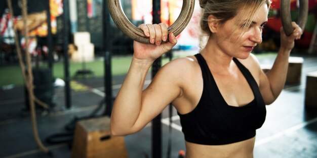 Mujer fuerte en el gimnasio