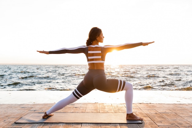 Mujer fuerte joven fitness estiramiento