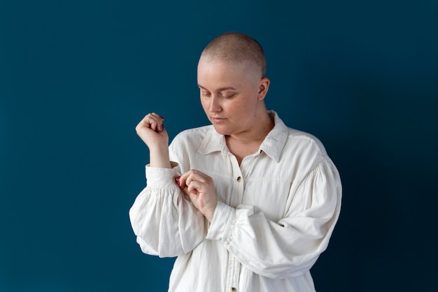 Foto mujer fuerte luchando contra el cáncer de mama