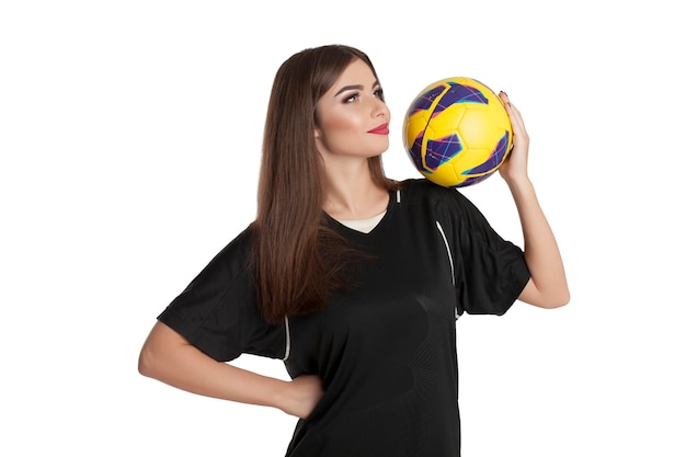 Mujer futbolista con balón de fútbol sobre fondo blanco.