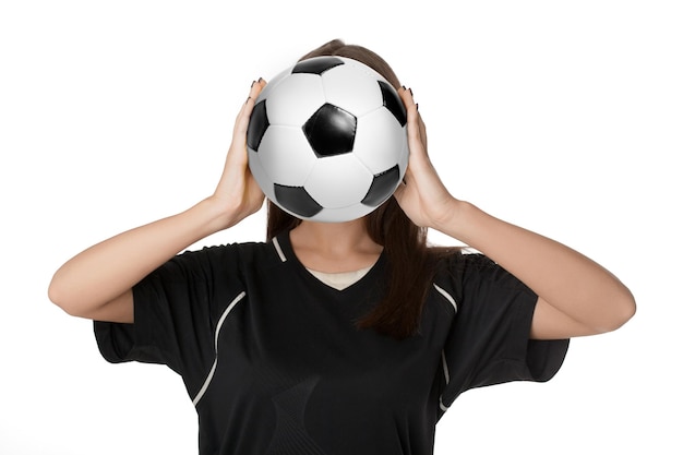 Mujer futbolista con balón de fútbol sobre fondo blanco.