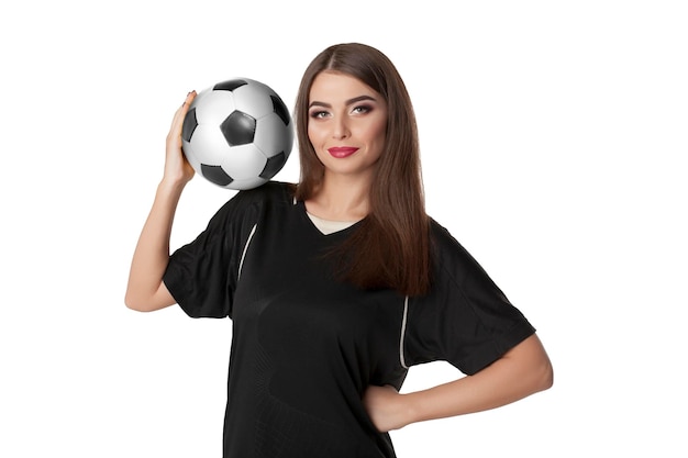 Mujer futbolista con balón de fútbol sobre fondo blanco.