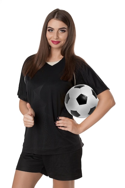 Mujer futbolista con balón de fútbol sobre fondo blanco.