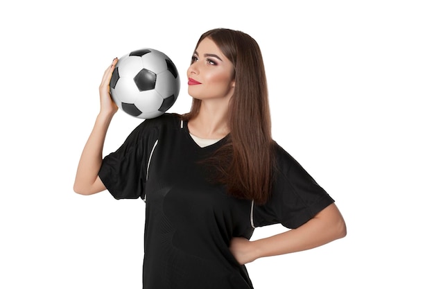 Mujer futbolista con balón de fútbol sobre fondo blanco.