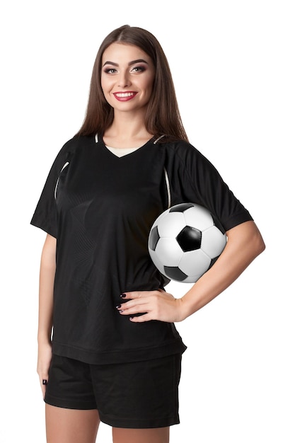 Mujer futbolista con balón de fútbol sobre fondo blanco.