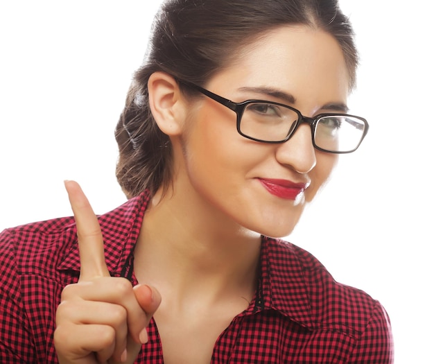 Mujer con gafas apuntando hacia arriba