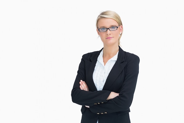 Mujer con gafas con los brazos cruzados