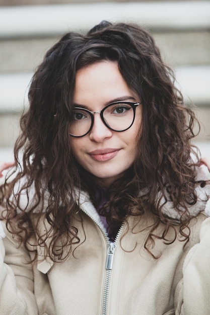 Una mujer con gafas y chaqueta.