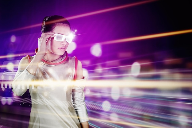 Foto mujer con gafas futuristas en metaverso