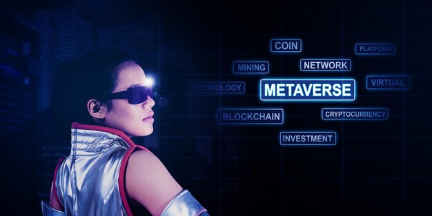 Mujer con gafas futuristas en metaverso