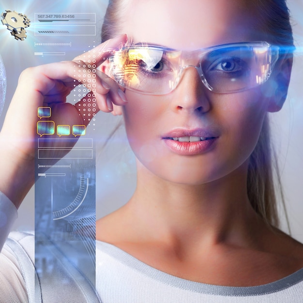 Mujer con gafas futuristas trabaja con datos holográficos abstractos