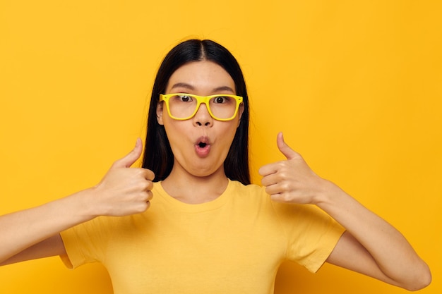 Mujer en gafas gesticulando con las manos copyspace fondo aislado inalterado