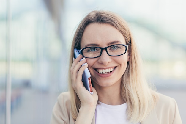 Mujer con gafas hablando por teléfono