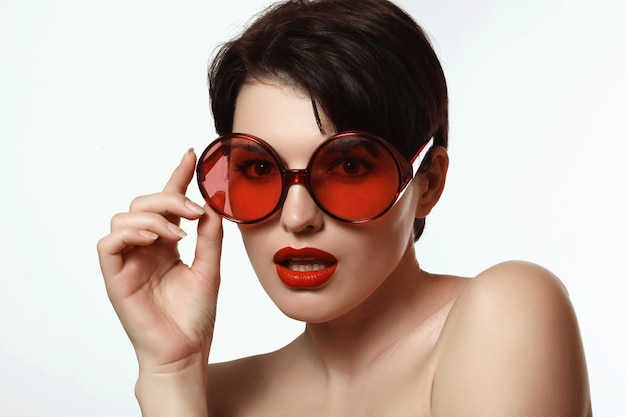 Mujer con gafas lentes rojos Foto