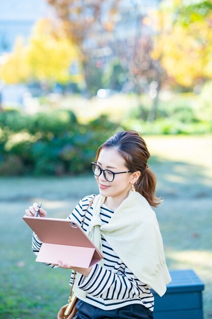 Mujer con gafas de montura negra al aire libre