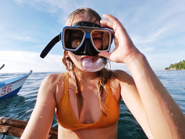 Mujer con gafas de natación en el mar