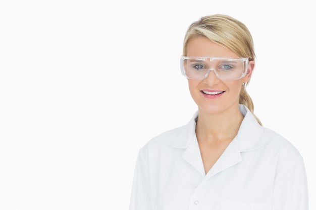 Mujer con gafas de protección