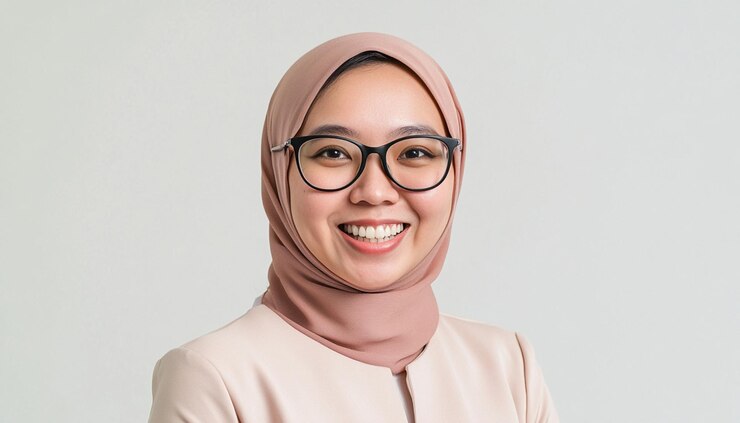 una mujer con gafas que dice que está sonriendo