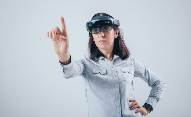 Mujer con gafas de realidad aumentada.