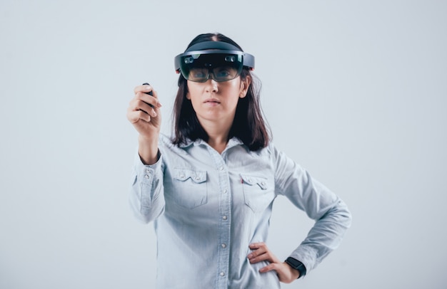 Mujer con gafas de realidad aumentada.