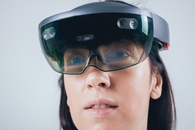 Mujer con gafas de realidad aumentada.