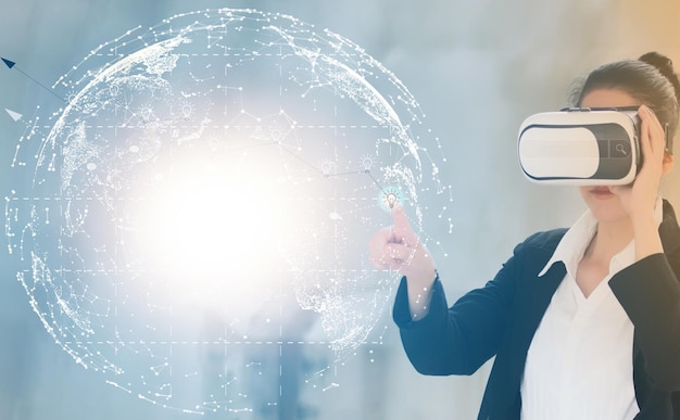 Mujer con gafas de realidad virtual con concepto de tecnología futura