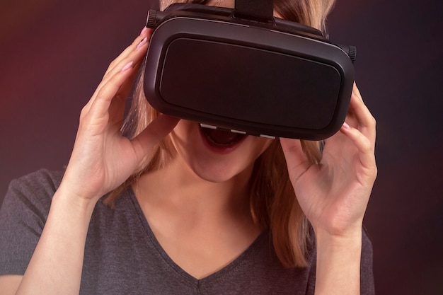 Mujer con gafas de realidad virtual sorprendida