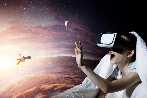 Mujer con gafas de realidad virtual. Técnica mixta