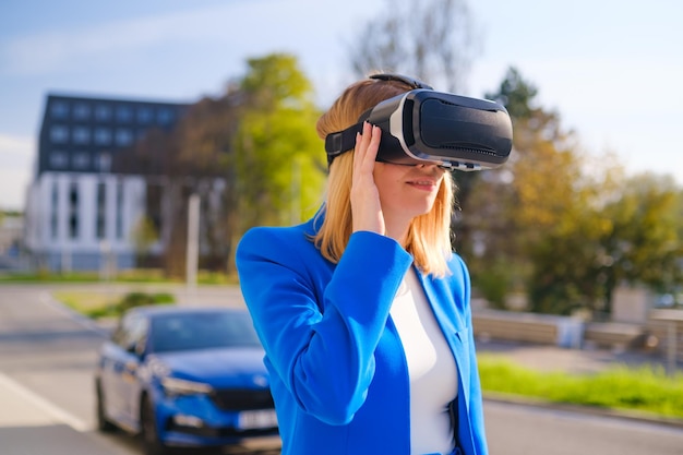 Mujer con gafas de realidad virtual VR experimenta un mundo de metaverso