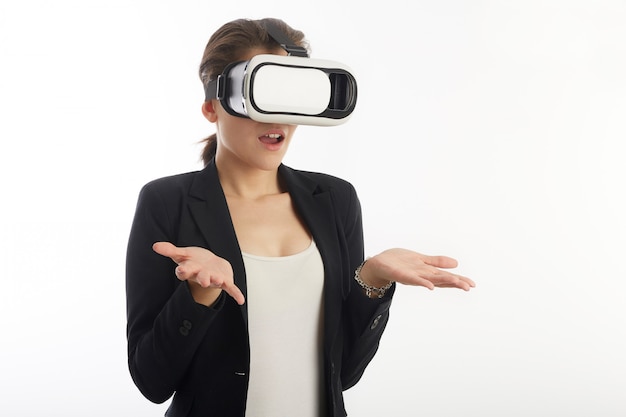 Mujer con gafas de realidad virtual