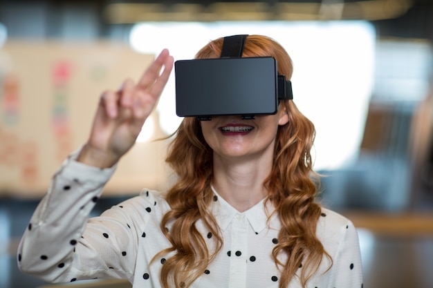 Mujer con gafas de realidad virtual