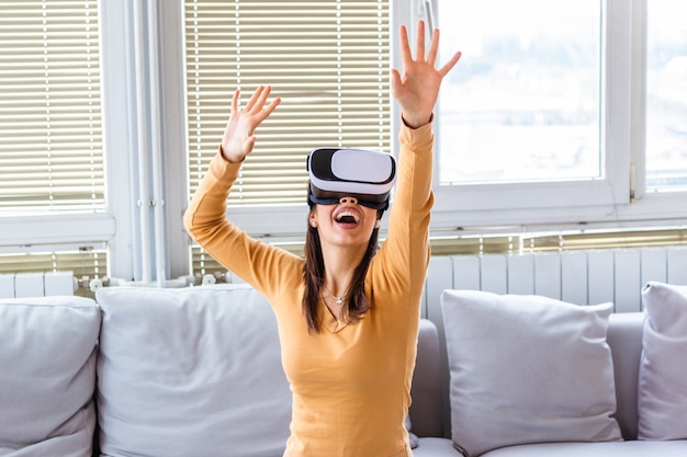 Mujer con gafas de realidad virtual