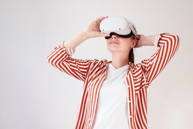 Foto mujer con gafas de realidad virtual