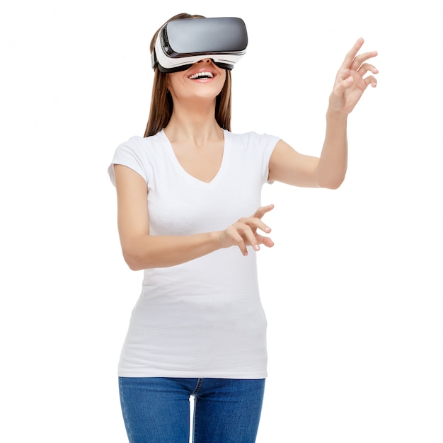 Mujer con gafas de realidad virtual