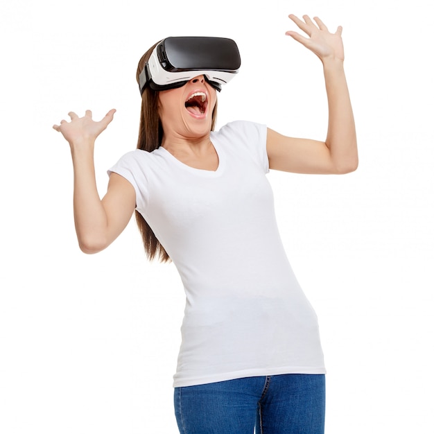 Mujer con gafas de realidad virtual