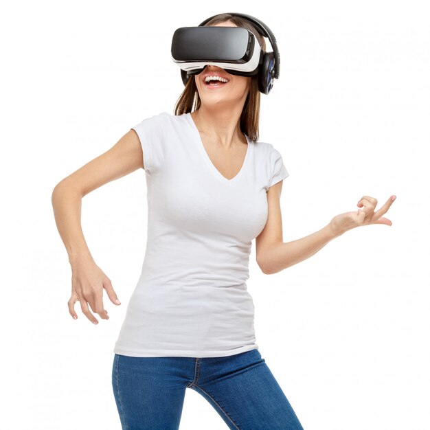 Mujer con gafas de realidad virtual