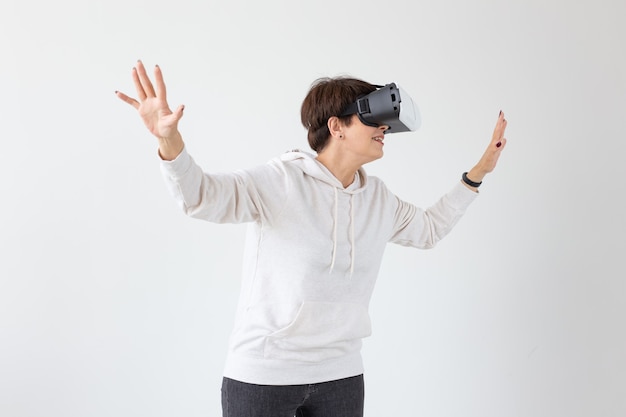 Mujer con gafas de realidad virtual