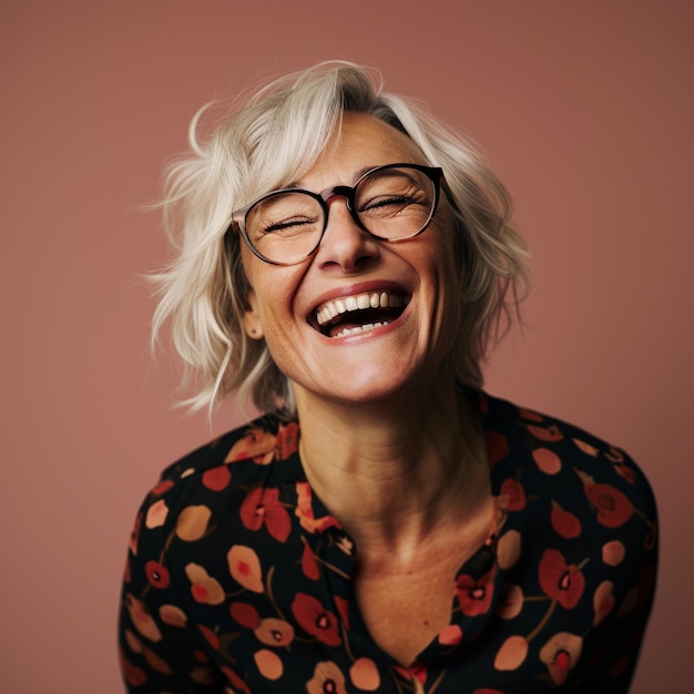 Una mujer con gafas riendo y sonriendo