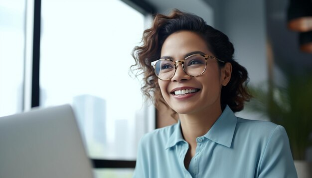 Foto una mujer con gafas está sentada frente a una computadora con una ciudad detrás de ella.