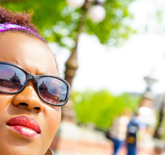 Mujer con gafas de sol al aire libre Foto Premium