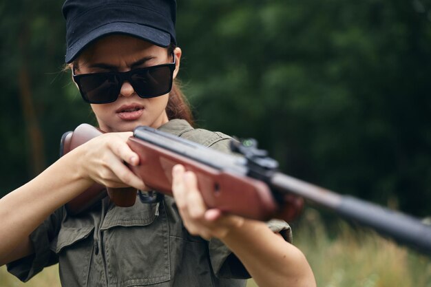 mujer, gafas de sol, arma, apuntar, verde, hojas, verde