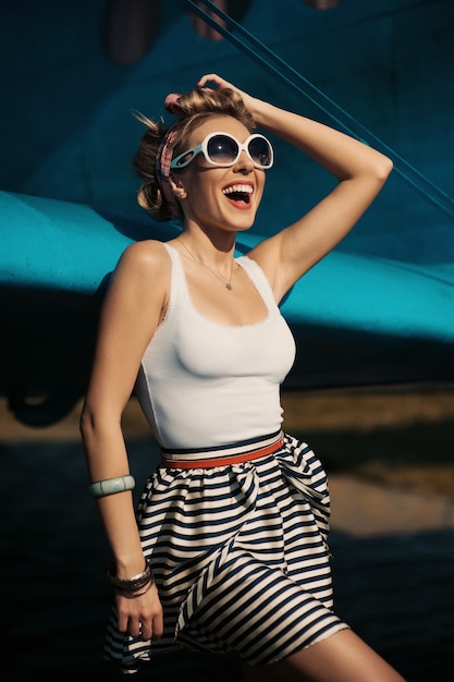 Mujer con gafas de sol y una camiseta blanca