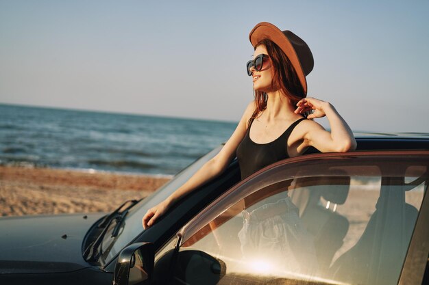Foto mujer con gafas de sol contra el cielo en el mar