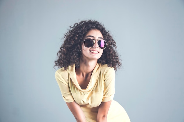 mujer, en, gafas de sol, en, estudio